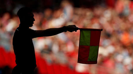 VIDEO: Muestran una tarjeta verde por primera vez en la historia del fútbol
