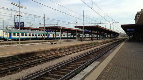FOTO: Un hombre se hace un selfi delante de una mujer atropellada por un tren y las redes arden