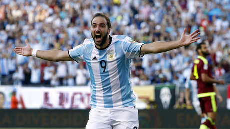 VIDEO: Higuaín falla un abrazo y las redes sociales no lo perdonan