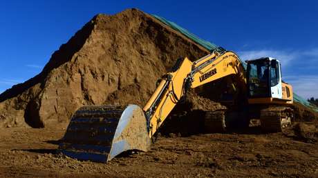 VIDEO IMPACTANTE: Un hombre cae del balde de una excavadora en China