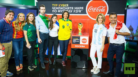 El trofeo de la Copa Mundial de la FIFA llega a los estudios de RT en Moscú