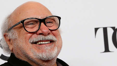 FOTOS: Lleva un Danny DeVito de cartón a su fiesta de graduación y recibe esta respuesta