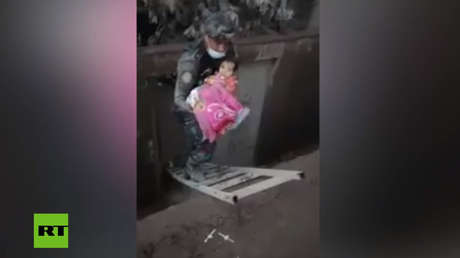 VIDEO: Momento en que rescatan a una bebé tras la erupción del Volcán de Fuego