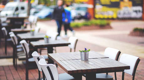 VIDEO: Mujer estadounidense humilla a una familia de latinos por ocupar una mesa antes que ella