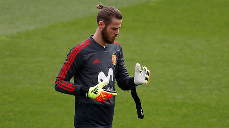 España: El portero De Gea no aplaude al presidente Sánchez durante su visita a la selección (VIDEO)