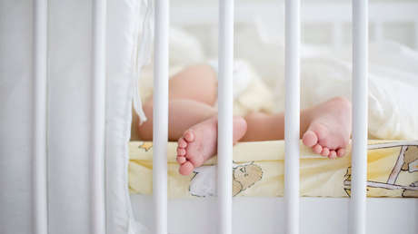 Con las manos en la masa: Una cámara oculta resuelve la inexplicable 'fuga' de una bebé (VIDEO)