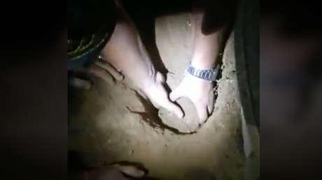 FUERTE VIDEO: El "desesperante" rescate de una recién nacida que sobrevivió siete horas enterrada