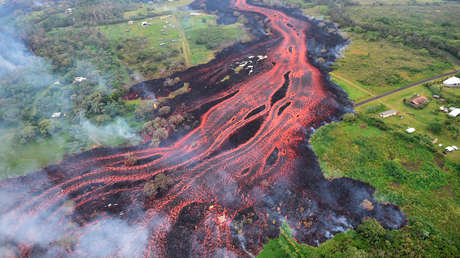 Las corrientes de lava 'devoran' todo lo que encuentran a su paso en Hawái