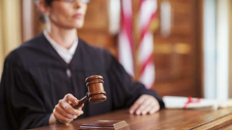 "El único abogado, testigo y juez": Se defienden en juicio con un león de peluche al que creen Jesús