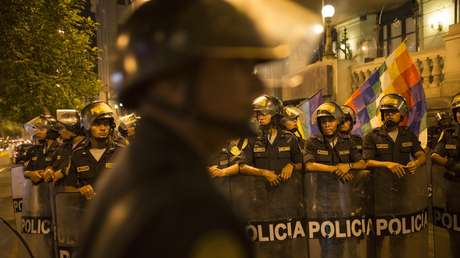 VIDEO: Marcha al Congreso en Perú termina en enfrentamientos y vandalismo