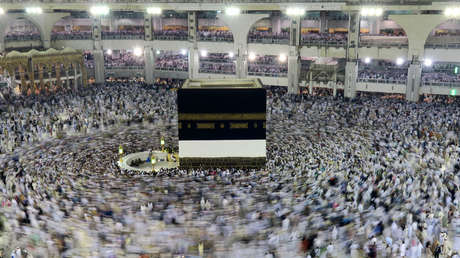 Un hombre se quita la vida saltando desde el techo de la Gran Mezquita de la Meca (VIDEO 18+)
