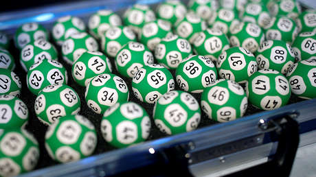 FOTO: Una jamaiquina recoge un gran premio de lotería con una máscara