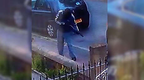 FOTO: Cámara de seguridad capta a un agresor enmascarado disparando a un hombre en plena calle