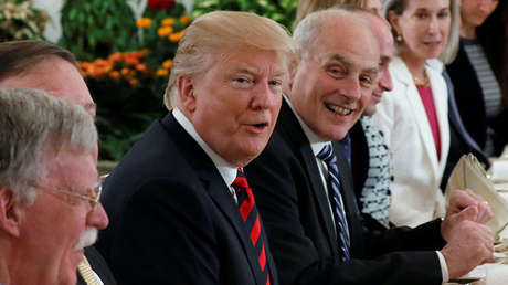 Trump recibe en Singapur uno de los primeros regalos en vísperas de su cumpleaños