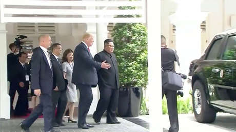 Trump muestra a Kim Jong-un el interior de 'La Bestia', su limusina presidencial (VIDEO)