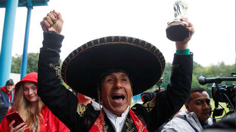 VIDEO: Alegres hinchas mexicanos 'provocan' un accidente en Rusia (y animan a los conductores)