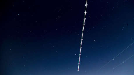 ¿Un misil secreto? Captan un objeto no identificado sobre una estación naval en EE.UU. (FOTOS)
