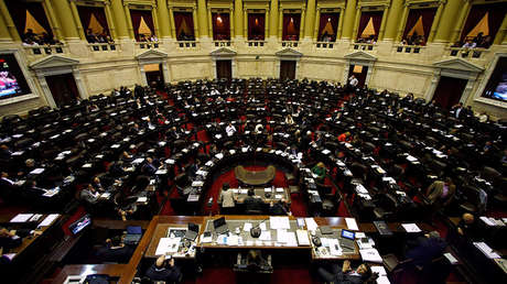 Emociones, gritos y pañuelos: El acalorado debate en torno a la ley a favor del aborto en Argentina