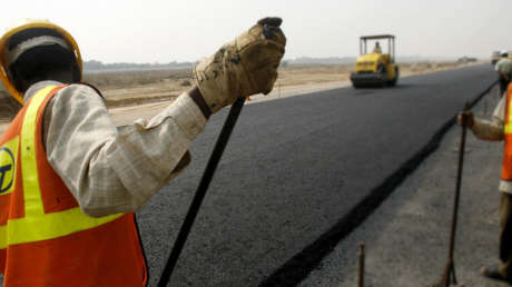 Chocantes imágenes: Obreros vierten asfalto sobre un perro que dormía 