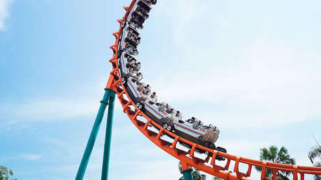 FOTOS, VIDEO: Dos personas caen de 10 metros de altura tras descarrilar una montaña rusa en EE.UU.