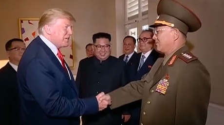Trump protagoniza un momento incómodo con un alto militar norcoreano en Singapur (VIDEO)