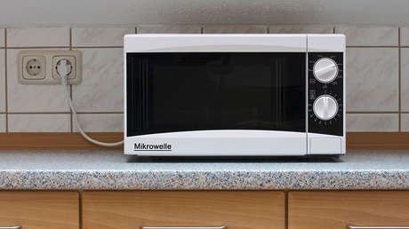 "Nuevo, nunca usado": quiere vender su microondas y no ve que en la foto aparece desnudo (FOTO)