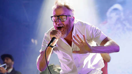 VIDEO: Cantante estadounidense se asusta de forma exagerada durante un concierto