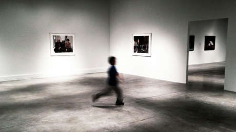 VIDEO: Piden 132.000 dólares en daños a los padres de un niño que "abrazó" a una escultura de vidrio