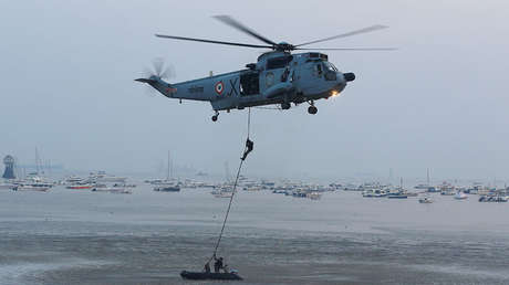 VIDEOS: La arriesgada operación para detener un buque incendiado que iba a la deriva