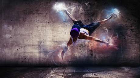 VIDEO: Un ladrón 'baila' para disimular sus hurtos en un supermercado de Rusia