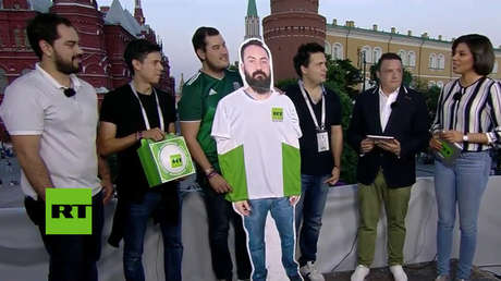 VIDEO: Los amigos del 'Javier de cartón' cuentan a RT las aventuras vividas en Rusia