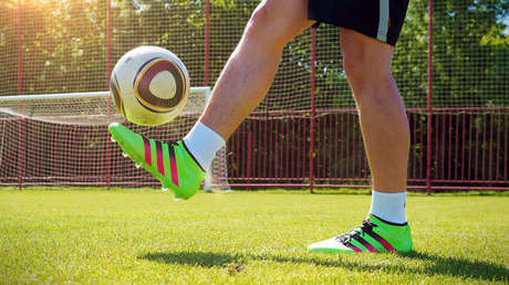 VIDEO: Un policía ruso se lleva una ovación de la hinchada uruguaya por su destreza con el balón