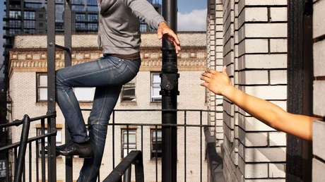 VIDEO: Un hombre escala tres pisos de un edificio en llamas para rescatar a dos niños en Siberia