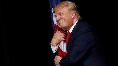 ¿Agresión o afecto?: La extraña manera de Trump de abrazar la bandera causa polémica en la Red