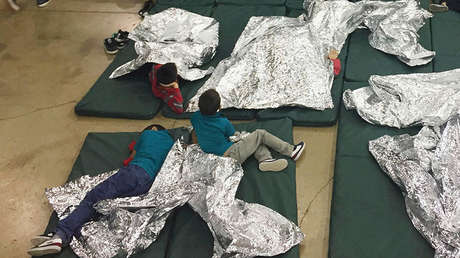 VIDEO: Una presentadora rompe en llanto al informar sobre los niños inmigrantes en EE.UU.