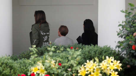 Trump explica el significado del polémico mensaje que Melania lucía en la espalda