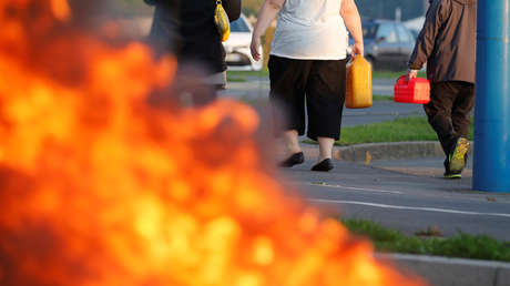 FUERTE VIDEO: Un hombre arroja gasolina en el rostro de su portero y le prende fuego en Brasil (18+)