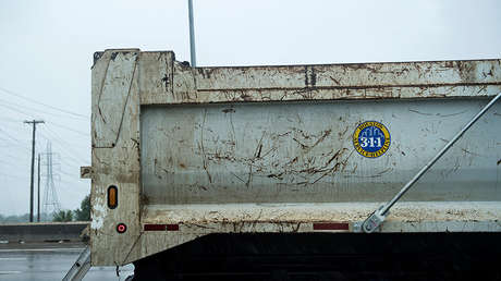 VIDEO: Un camión pierde la caja al pasar por debajo de un puente en Australia