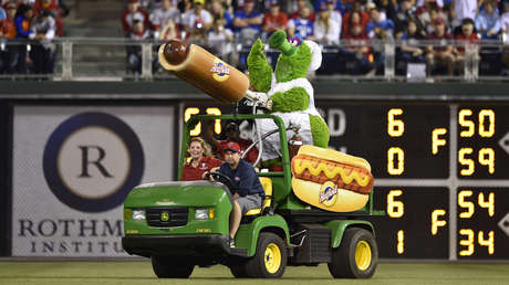 FOTOS: Fanática del béisbol resulta lesionada en pleno partido por una 'salchicha voladora'