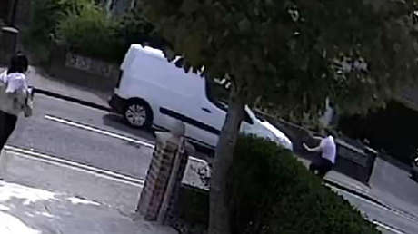 VIDEO: Agreden y atropellan a un hombre con una furgoneta robada en pleno día