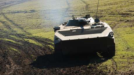 VIDEOS: Un vehículo militar blindado aplasta a un coche en una carretera