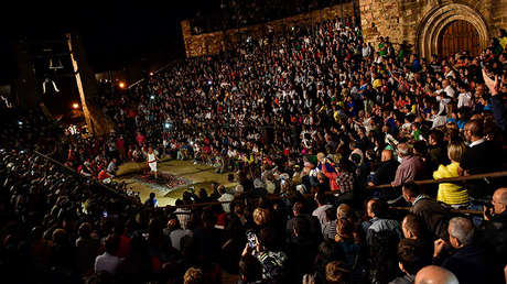 FOTOS: La fiesta de San Juan deja toneladas de basura en las playas de España