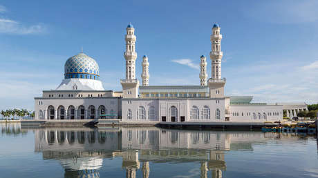 VIDEO VIRAL: Dos chicas bailan en 'shorts' frente a una mezquita de Malasia