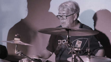 Muere el músico ruso expulsado de un vuelo por su insoportable olor (causado por una enfermedad)