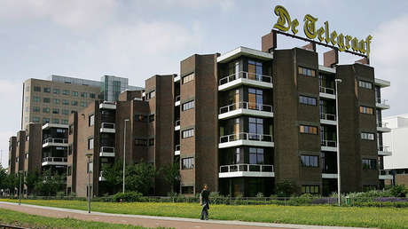 (VÍDEOS) Una camioneta choca deliberadamente contra las oficinas de un diario neerlandés