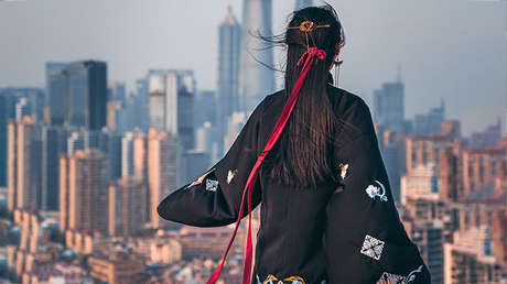 Una multitud persuade a una chica para que se suicide saltando al vacío