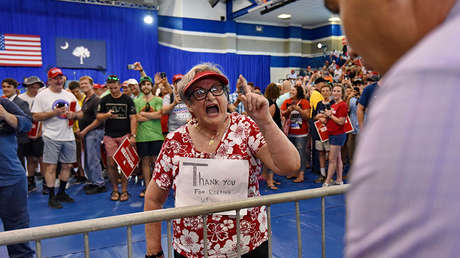 "¡Vete a casa, la CNN apesta!": Periodista de la CNN pasa un mal rato en un mitin de Trump (VIDEOS)