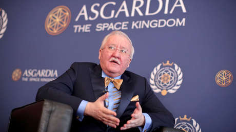 VIDEO: La primera nación espacial (e inexistente) inviste a su jefe de Estado