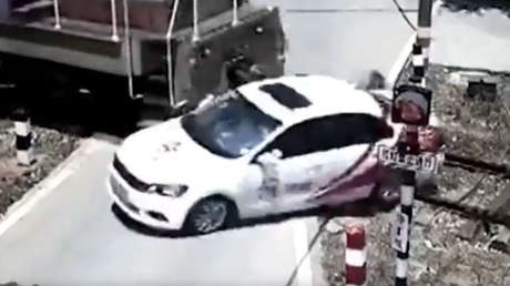 Saltarse un semáforo casi le cuesta la vida: Fuerte choque de un coche contra un tren (VIDEO)
