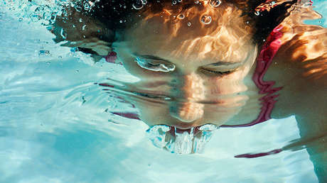 VIDEO: Mujer blanca golpea y acosa verbalmente a un adolescente afroamericano en una piscina